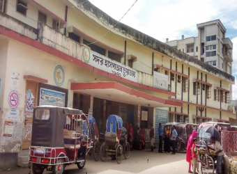 দুই সতিনের টানাপোড়েন, কুপিয়ে জখম